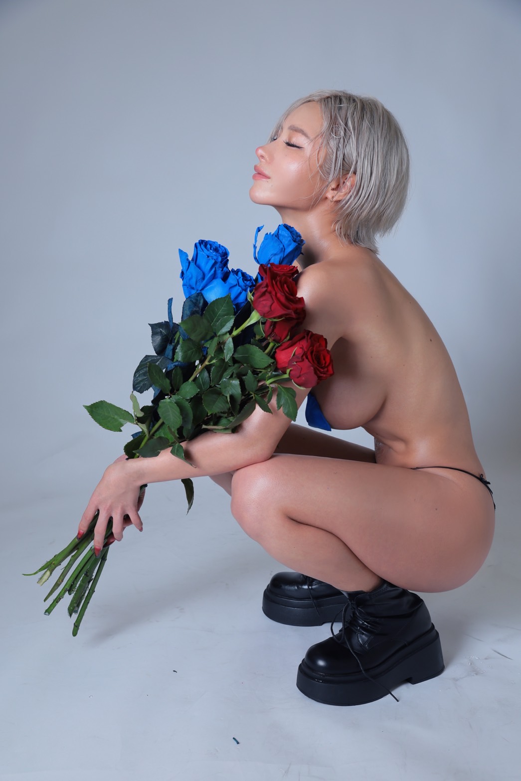 Ririsu Amano features an Osaka escort service in Japan, appealing to foreign tourists seeking elegant companionship.